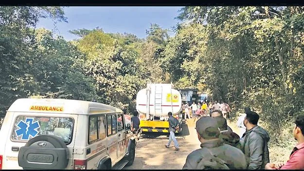 రోడ్డు మధ్యలో నిలిచిన ఆయిల్‌ ట్యాంకర్‌