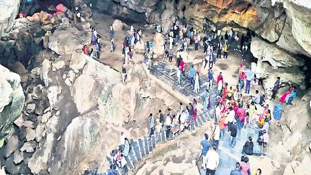 సందర్శకుల సందడి