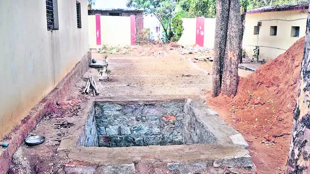TOILETS ISSUE: మరుగుదొడ్ల నిర్మాణ పనులపై వివాదం 