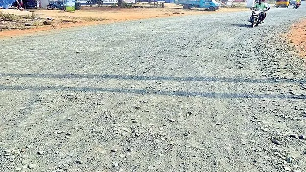 గ్రావెల్‌ వేశారు.. తారు మరిచారు!