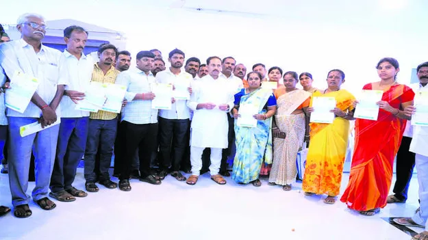 MLA: సీఎం సహాయనిధి చెక్కుల పంపిణీ