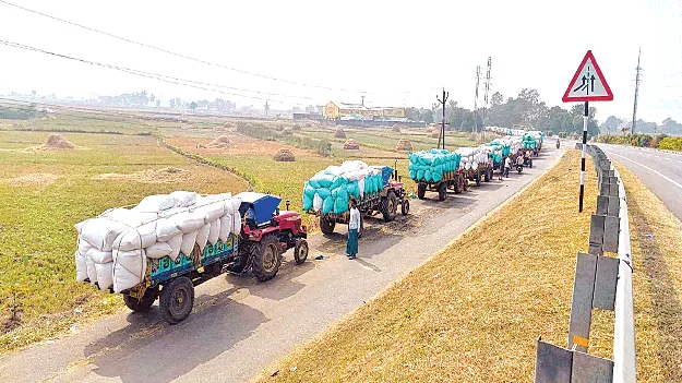 ధాన్యంతో ట్రాక్టర్లు బారులు  