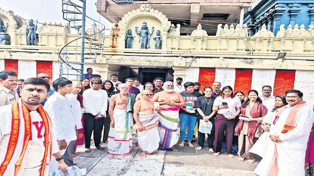 అప్పన్నను దర్శించుకున్న భారత మహిళా క్రికెటర్లు 