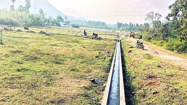 మీరాబంద చెరువుపై రియల్ ఎస్టేట్‌ రాబందులు