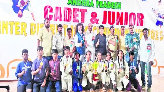 SPORTS: జాతీయ స్థాయి పోటీలకు ఎంపికైన విద్యారులు