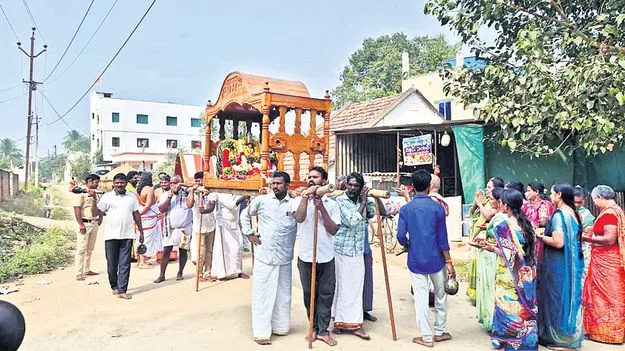 పెద్దపల్లకీలో పరంధాముడు