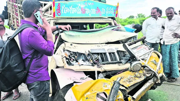ACCIDENT: ఆర్టీసీ బస్సు, బొలేరో వాహనం ఢీ