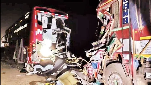 రోడ్డు ప్రమాదంలో స్నేహితుల దుర్మరణం