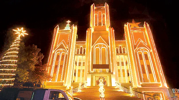 Christmas bustle in the city నగరంలో క్రిస్మస్‌ సందడి 