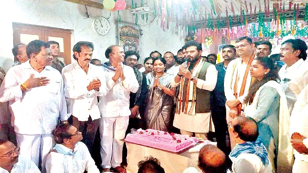 సేవా మార్గాన్ని అనుసరించాలి