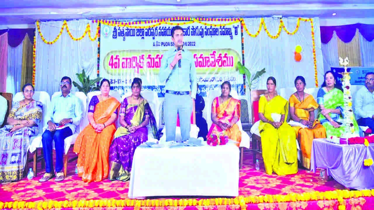 COLLECTOR: మహిళలు వ్యాపారవేత్తలుగా రాణించాలి
