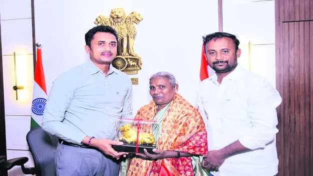 COLLECTOR: శిల్పగురు అవార్డు గ్రహీతకు కలెక్టర్‌ సత్కారం 