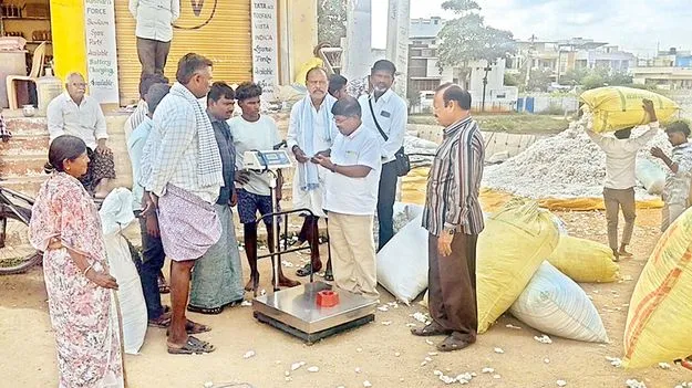 తూకాల్లో మోసాలకు పాల్పడితే చర్యలు 
