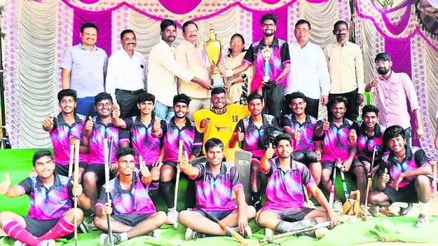 SPORTS:  హాకీ విజేత కేహెచ డిగ్రీ కళాశాల జట్టు 