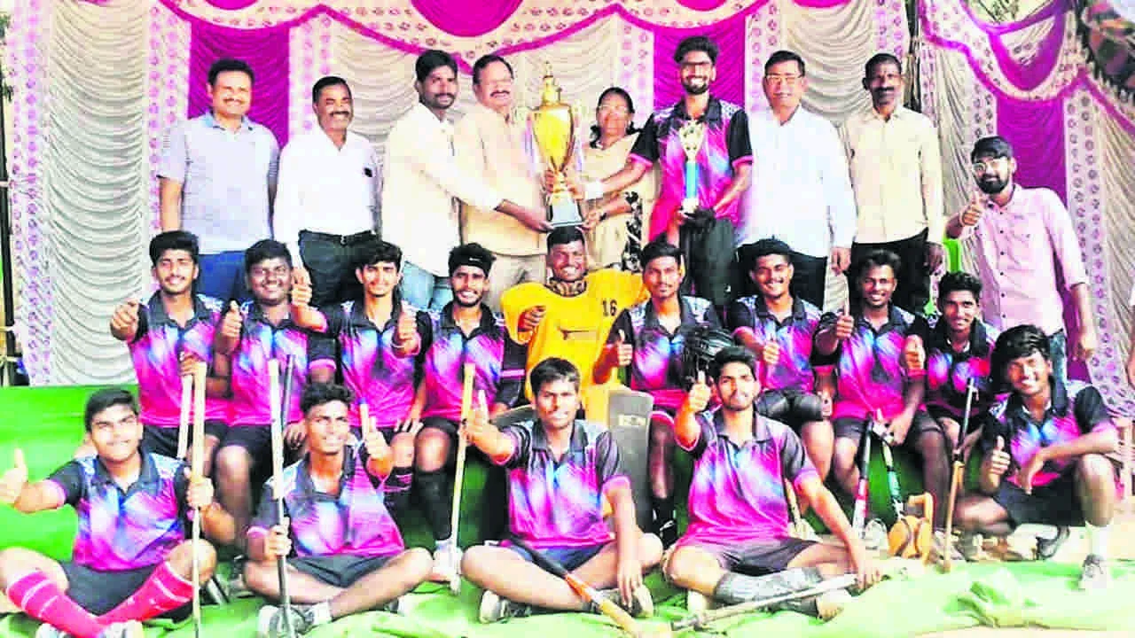 SPORTS:  హాకీ విజేత కేహెచ డిగ్రీ కళాశాల జట్టు