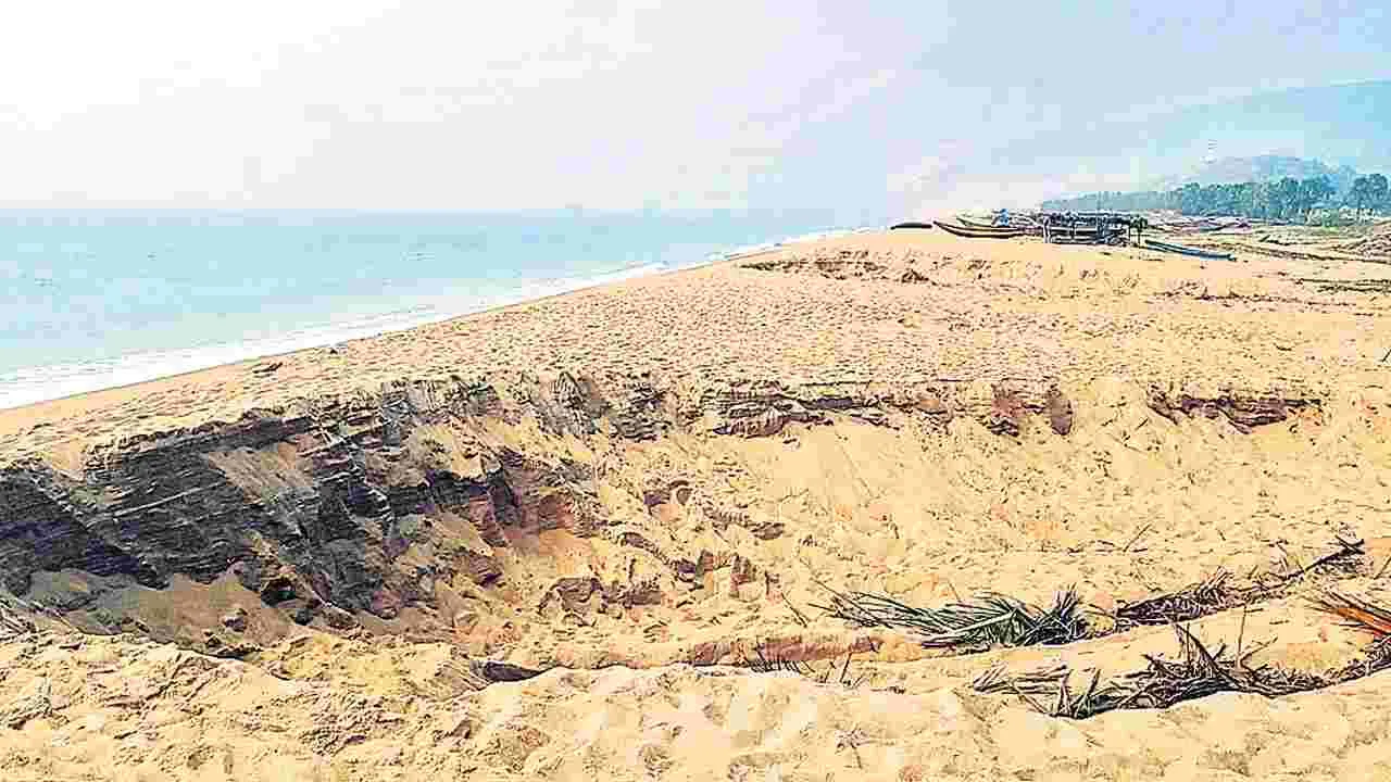 సాగర తీరంలో ఇసుక దోపిడీ
