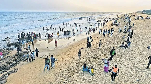 పర్యాటకుల సందడి