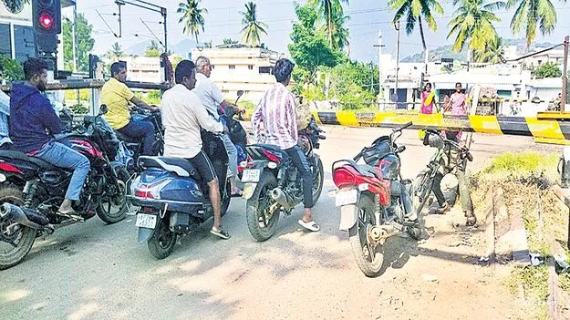రైల్వే గేటుతో ఎన్ని కష్టాలో..