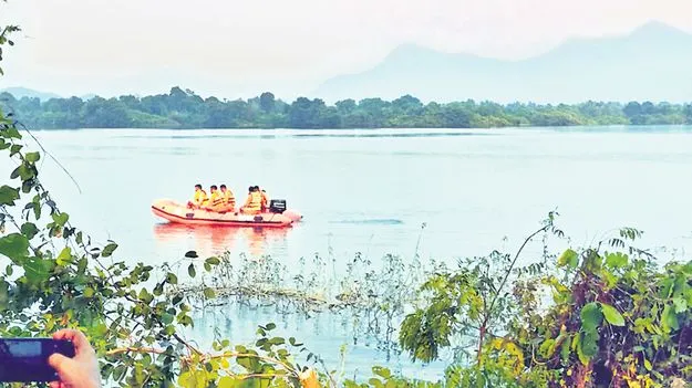 గల్లంతైన యువకుల కోసం ముమ్మరంగా గాలింపు