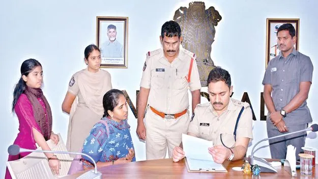 ఉద్యోగాల పేరుతో మోసపోకండి 