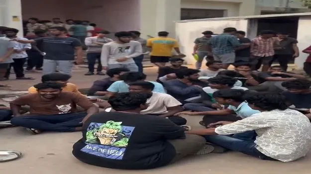 హెల్ప్‌లెస్‌ హ్యాండ్స్‌!