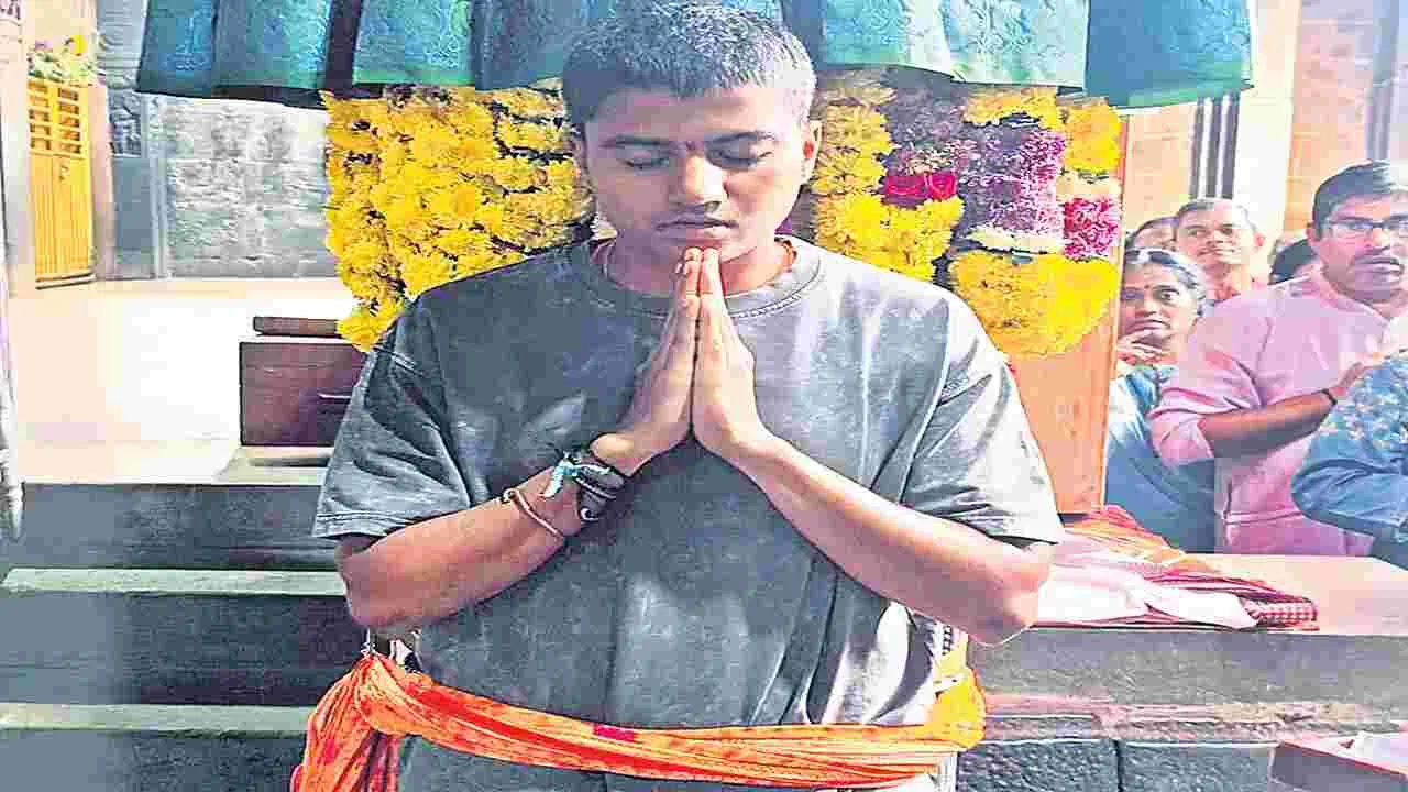 అప్పన్న సన్నిధిలో క్రికెటర్‌ శ్రీచరణి