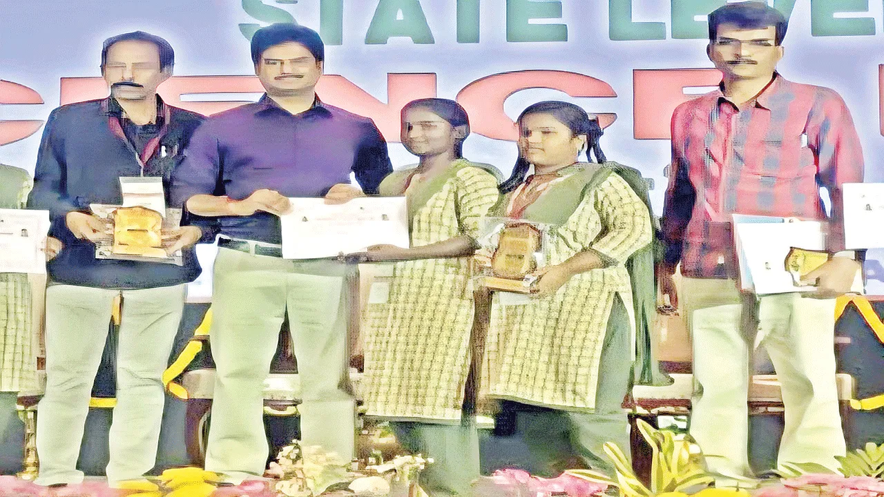 జాతీయ, దక్షిణ భారత సైన్స్‌ ఫెయిర్లకు   ఏలూరు జిల్లా విద్యార్థినులు, టీచర్‌ ఎంపిక