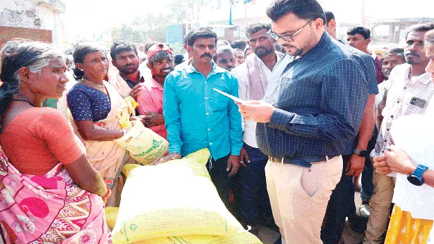 ఎరువుల పంపిణీలో అలసత్వం వద్దు