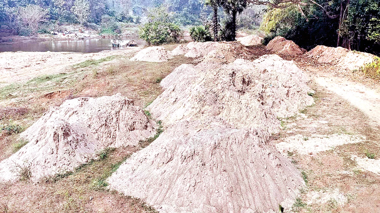 Beach on the sand ఇసుకపై పెత్తనం