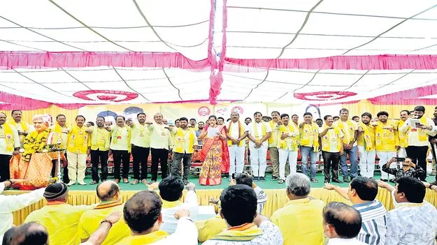 ఇంటికో ఉద్యోగమే లక్ష్యం