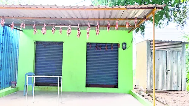 ENCROACHMENTS: చెరువు ఆక్రమణదారులపై చర్యలేవీ? 