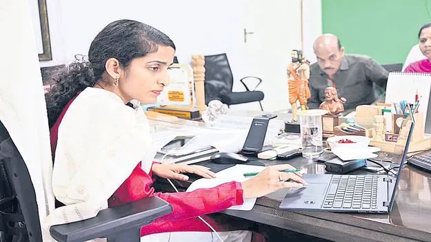 సక్రమంగా నిత్యావసర సరుకుల పంపిణీ