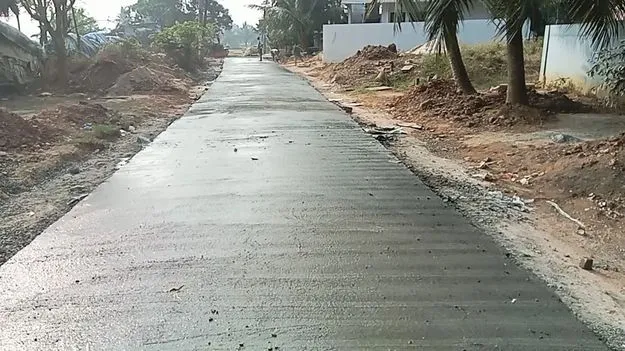 అద్దంలా పల్లె రోడ్లు 