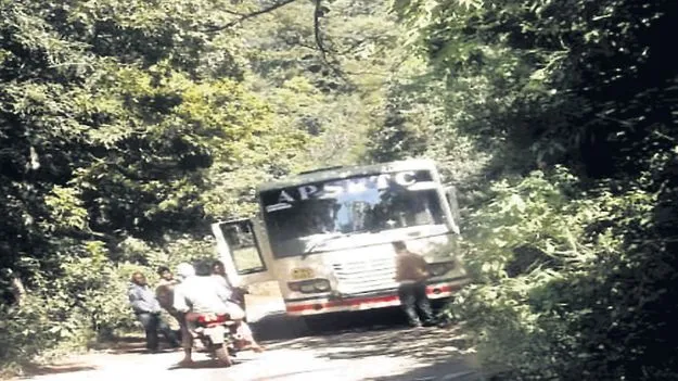 మొరాయించిన ఆర్టీసీ బస్సు