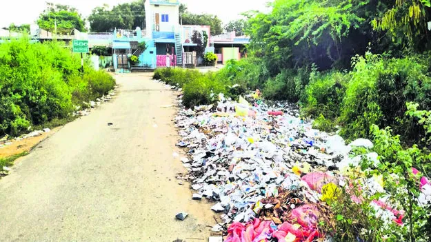 GARBAGE: ఇళ్ల సమీపంలో చెత్తకుప్ప 