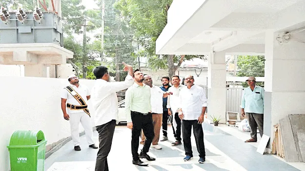 ప్లాన్‌కు విరుద్ధంగా నిర్మించిన భవనాలకు నోటీసులు