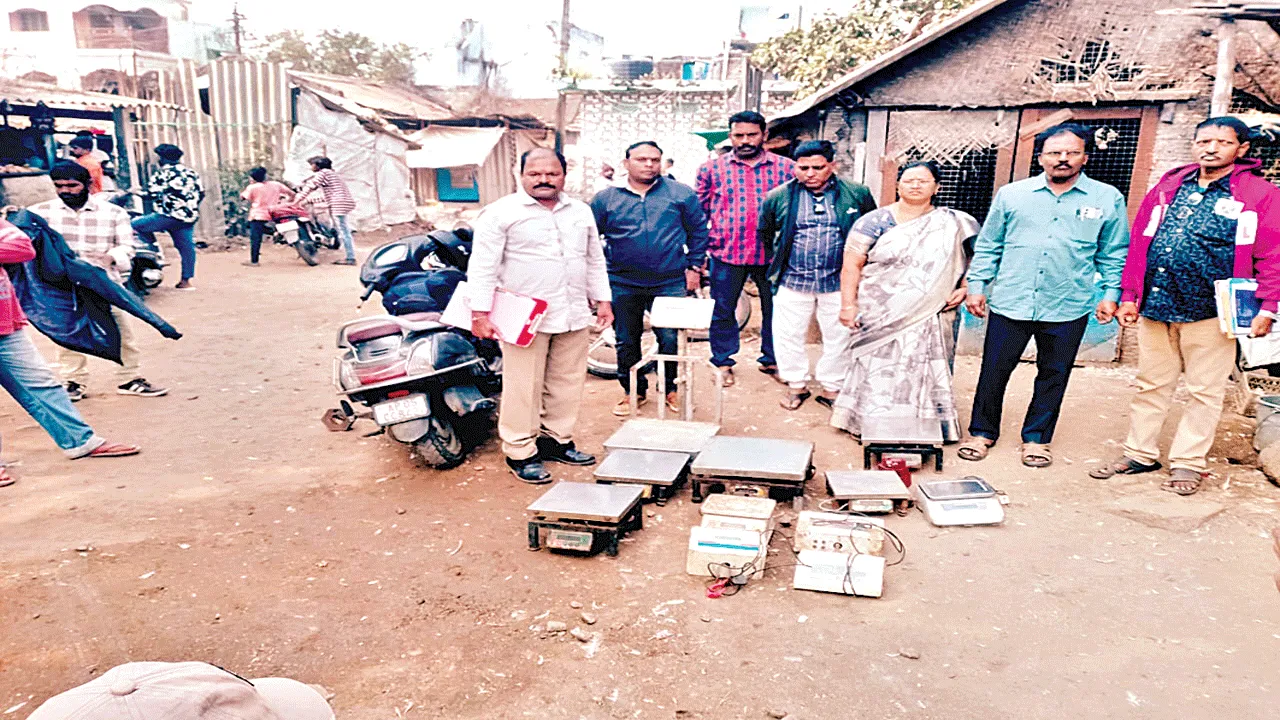 దుకాణాలపై మెట్రాలజీ అధికారుల దాడులు