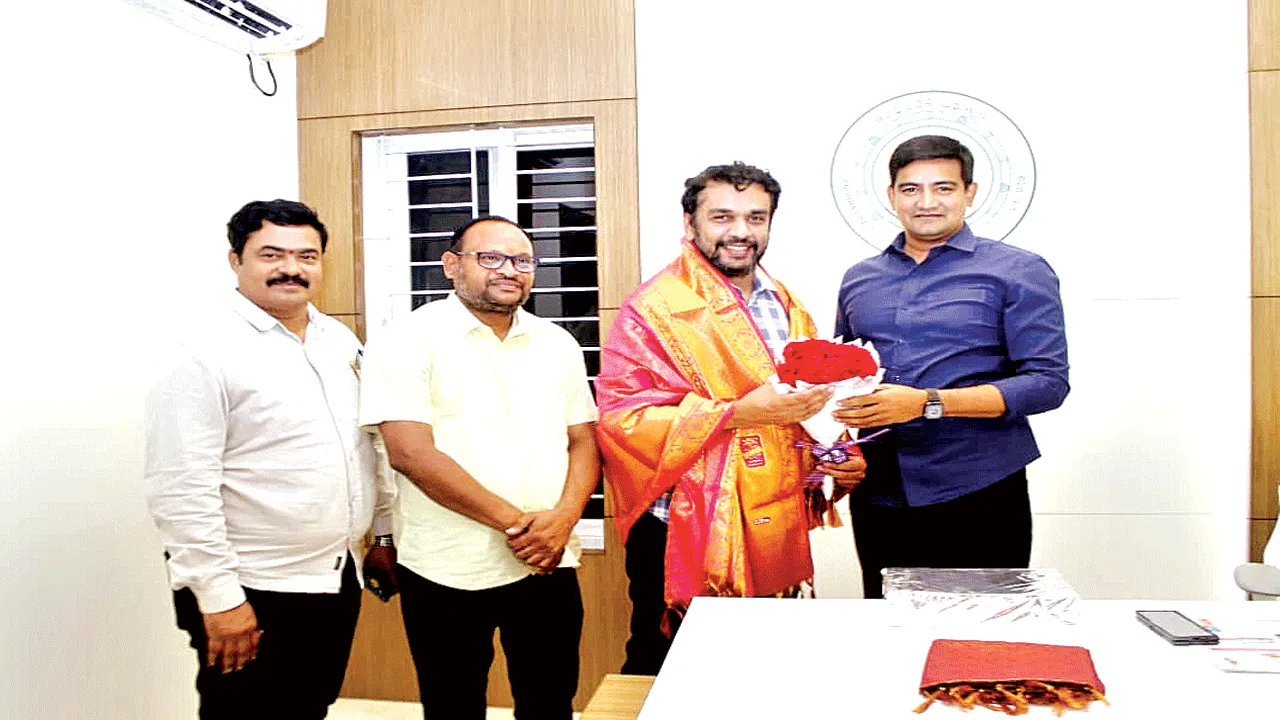 టీడీపీ జిల్లా అధ్యక్ష, ప్రధాన కార్యదర్శులకు అభినందన