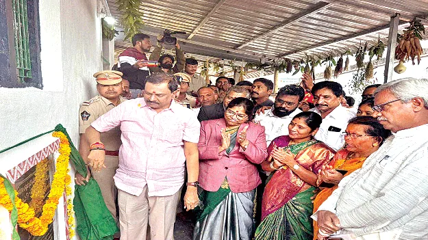 గిరిజనులు ప్రగతి పథంలో పయనించాలి