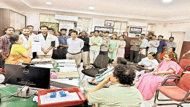 కేఎంసీ మైదానాన్ని కాపాడుకుంటాం