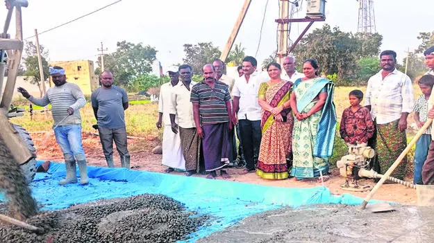 CC ROAD:  సీసీ రోడ్డు నిర్మాణానికి భూమి పూజ