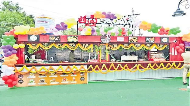 అతివలకు అందలం