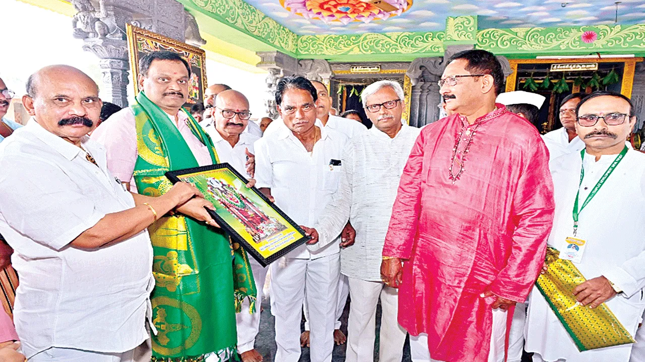 తోటపల్లిలో హైకోర్టు న్యాయమూర్తి పూజలు