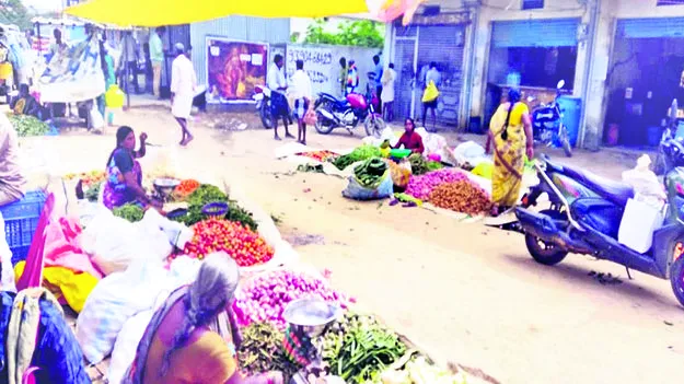 MARKET : వారపు సంత కోసం వ్యాపారుల పాట్లు