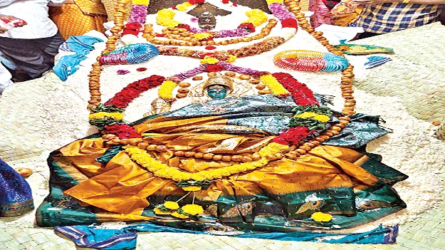  కనకమహాలక్ష్మికి అన్నంతో అభిషేకం 