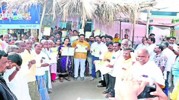 MLA: లాభదాయకమైన పంటలు సాగుచేయండి