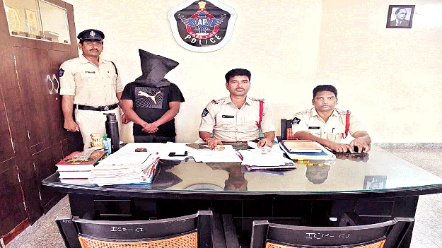 Transporting marijuana: గంజాయితో రైల్వేస్టేషన్‌కు..