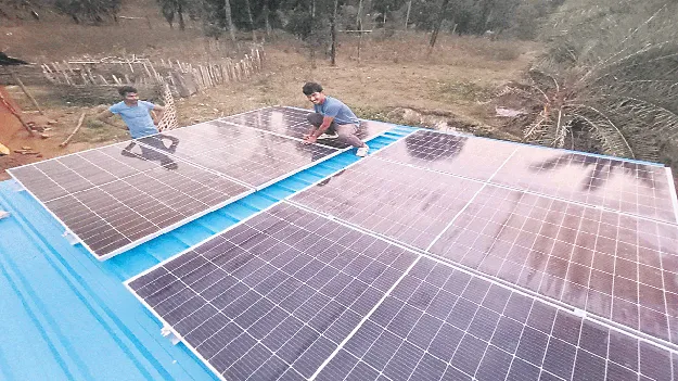 చీకటి నుంచి వెలుగులోకి..