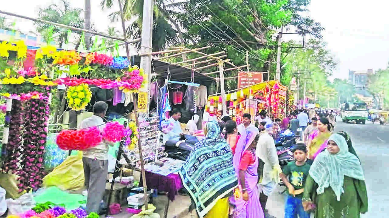 BUSINESS: జోరుగా ఫుట్‌పాత వ్యాపారం