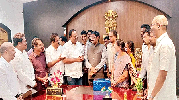 మెరుగైన వైద్యసేవలందించండి: కలెక్టర్‌